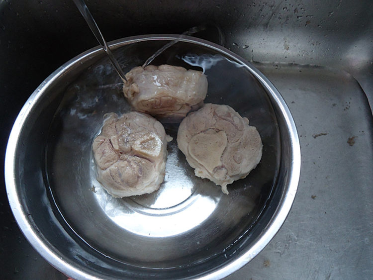 鱼翅煲猪骨汤步骤3