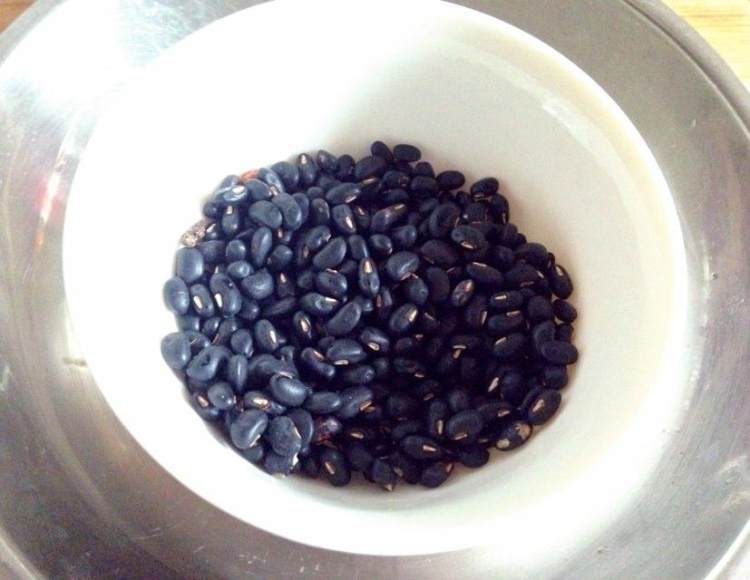 塘鲺黑豆汤步骤1