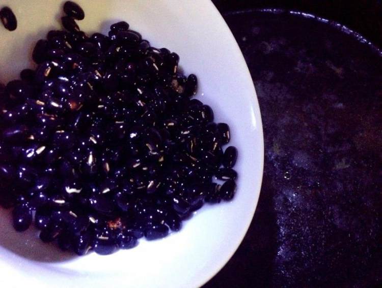 塘鲺黑豆汤步骤8