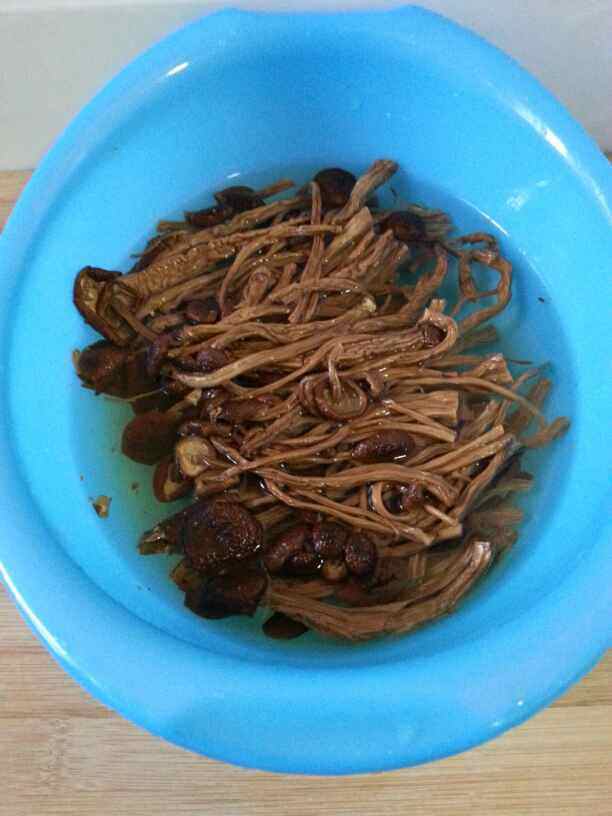 茶树菇焖鸡翅步骤1