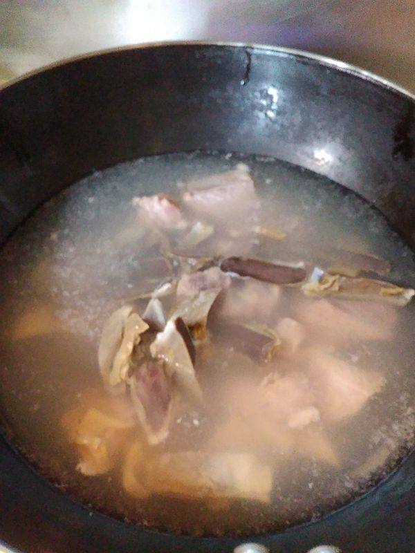 鸭胗猪展菜干汤步骤2