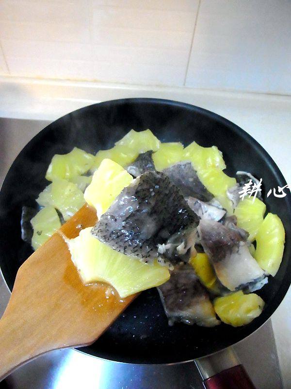 菠萝炒鱼皮步骤9