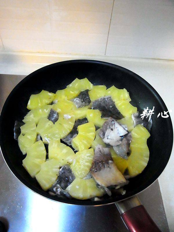 菠萝炒鱼皮步骤8