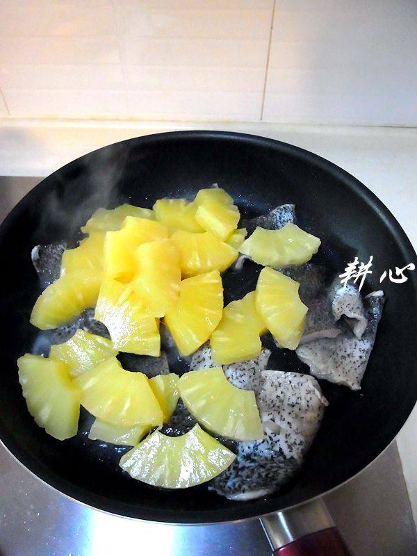 菠萝炒鱼皮步骤7