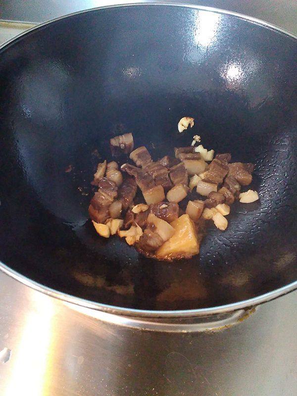 腊肉焖芋头步骤5