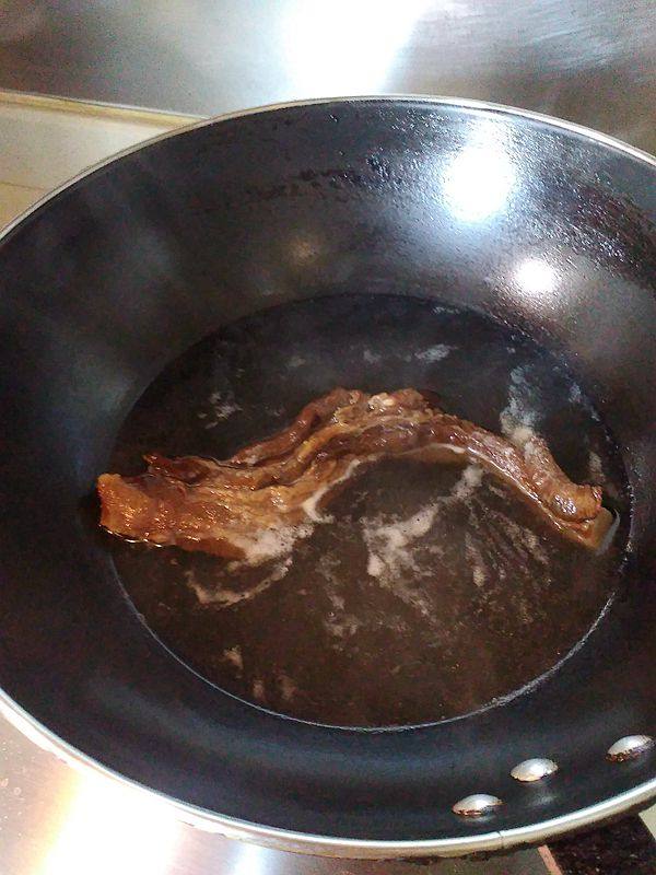 腊肉焖芋头步骤2