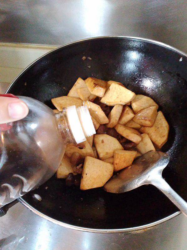 腊肉焖芋头步骤7