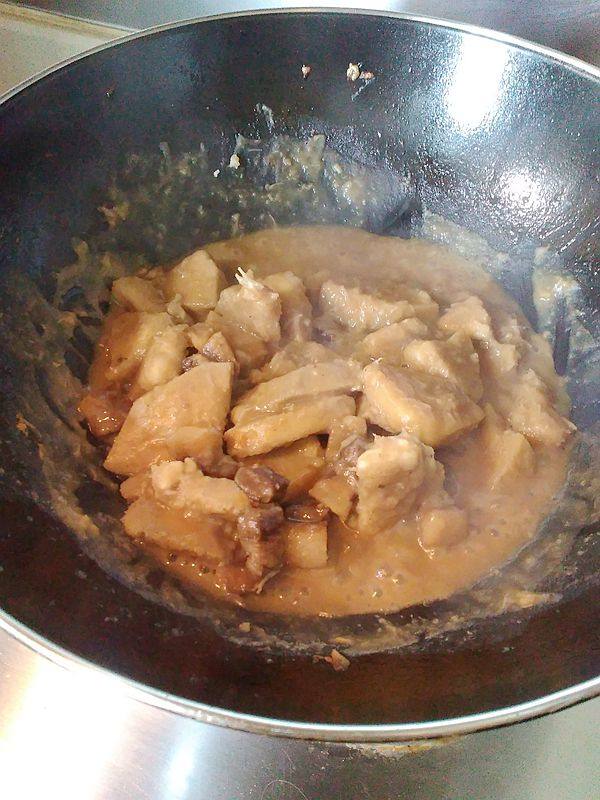 腊肉焖芋头步骤10