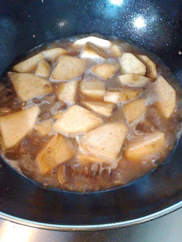 腊肉焖芋头步骤9