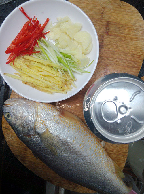 啤酒煎焖黄花鱼步骤1