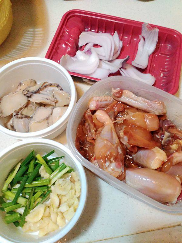 鲜鲍鱼焖鸡肉步骤1