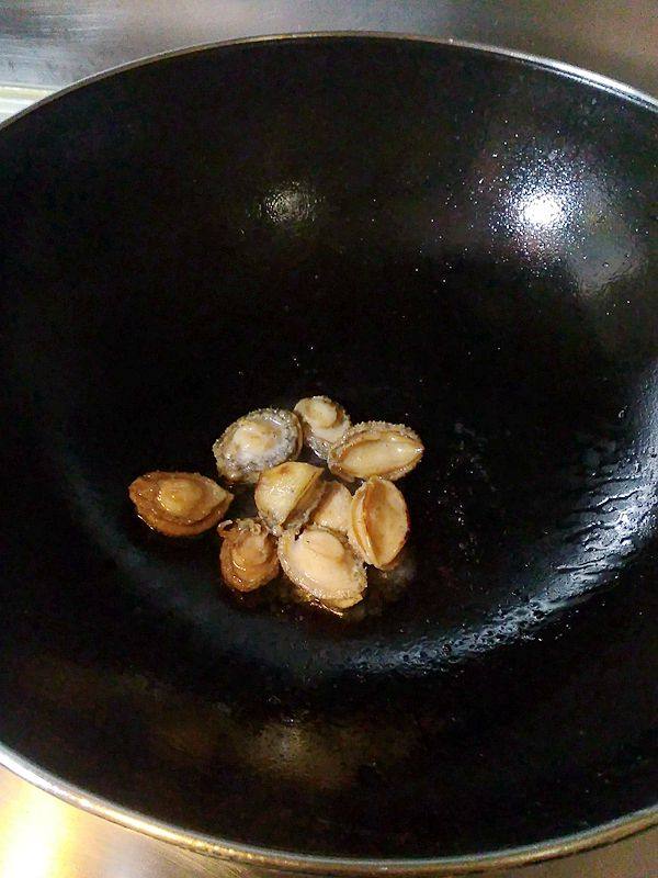 鲜鲍鱼焖鸡肉步骤3