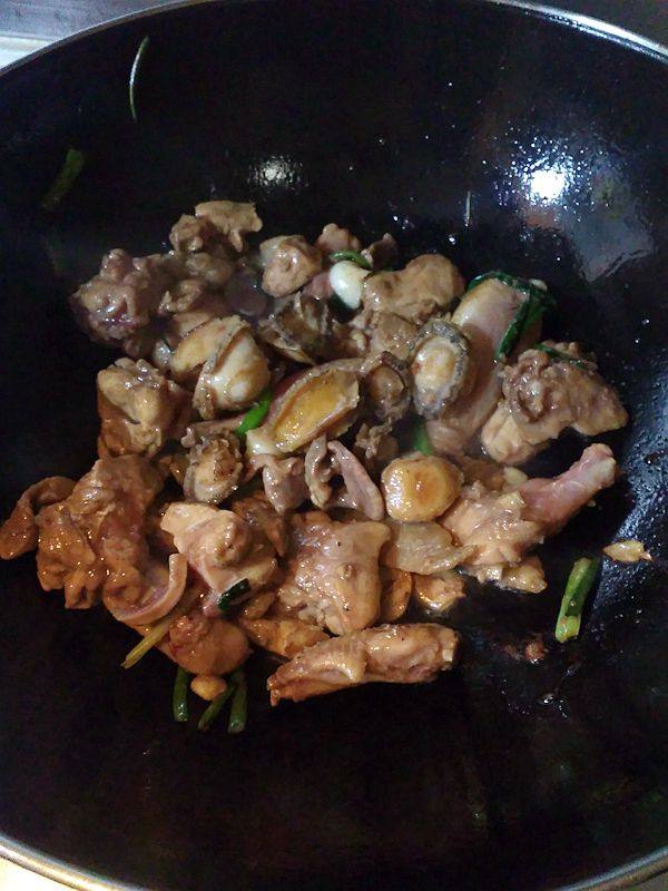 鲜鲍鱼焖鸡肉步骤6