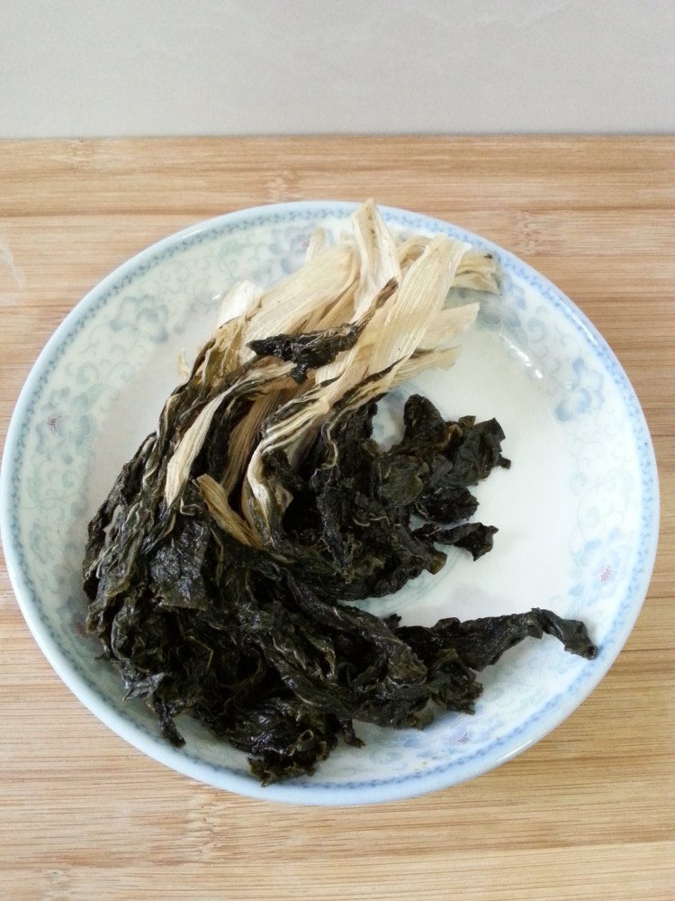菜干煲猪骨汤步骤2