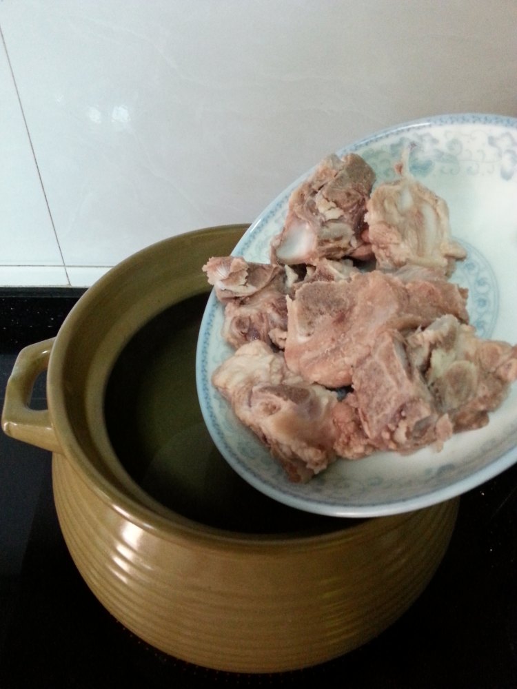 菜干煲猪骨汤步骤4