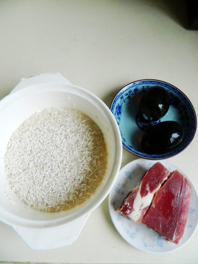 咸肉皮蛋粥步骤1