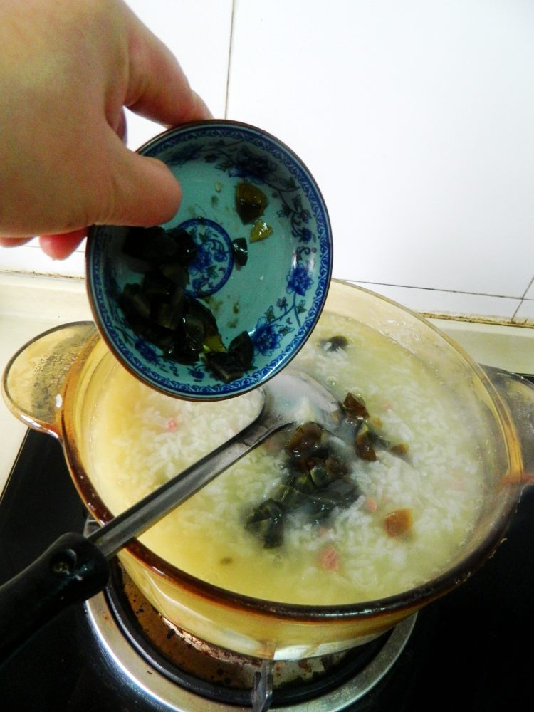 咸肉皮蛋粥步骤12