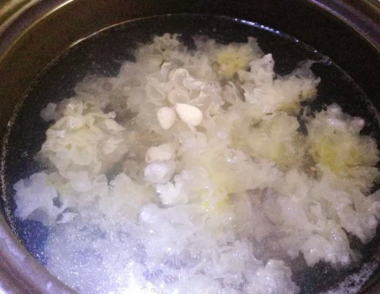 银耳南北杏骨头汤步骤5