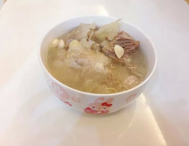 银耳南北杏骨头汤步骤8