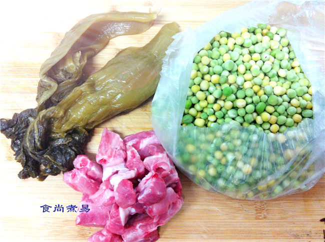咸菜豌豆焖排骨步骤1