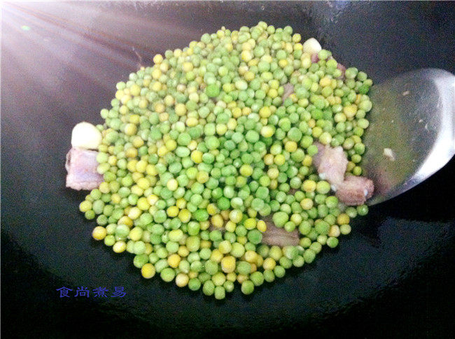 咸菜豌豆焖排骨步骤7