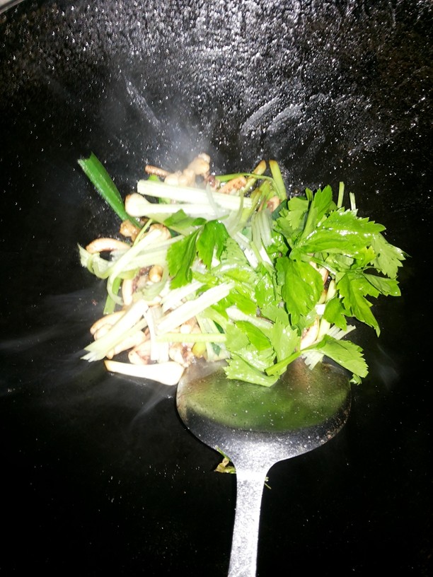 蒜苗芹菜炒鱿鱼步骤7