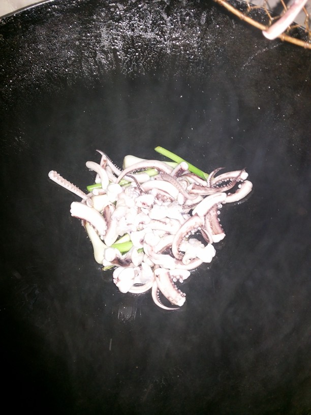 蒜苗芹菜炒鱿鱼步骤5