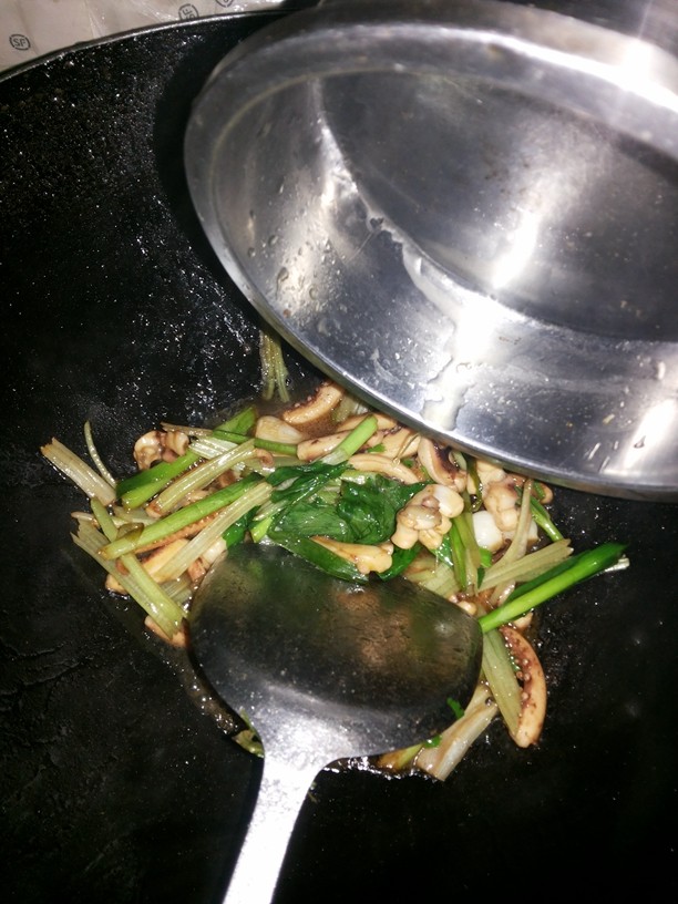 蒜苗芹菜炒鱿鱼步骤8