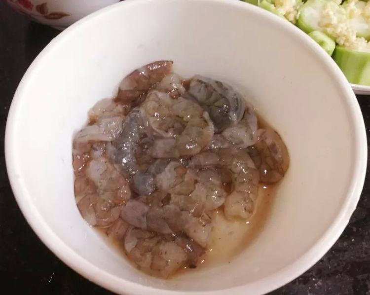 丝瓜蒸鲜虾步骤1