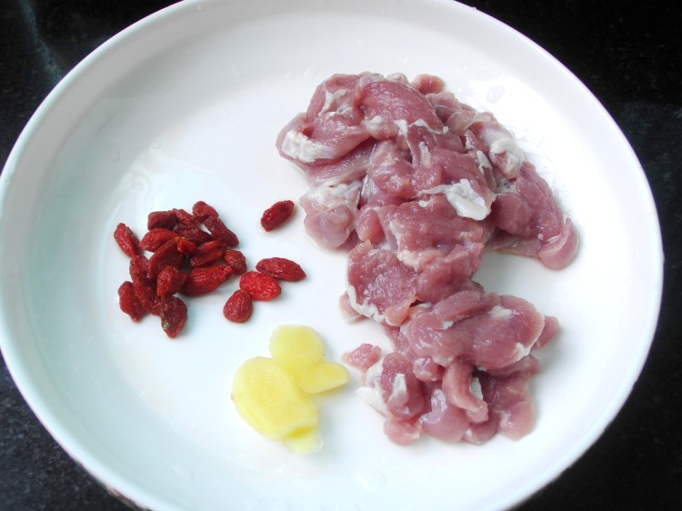 香麦菜肉片汤步骤1