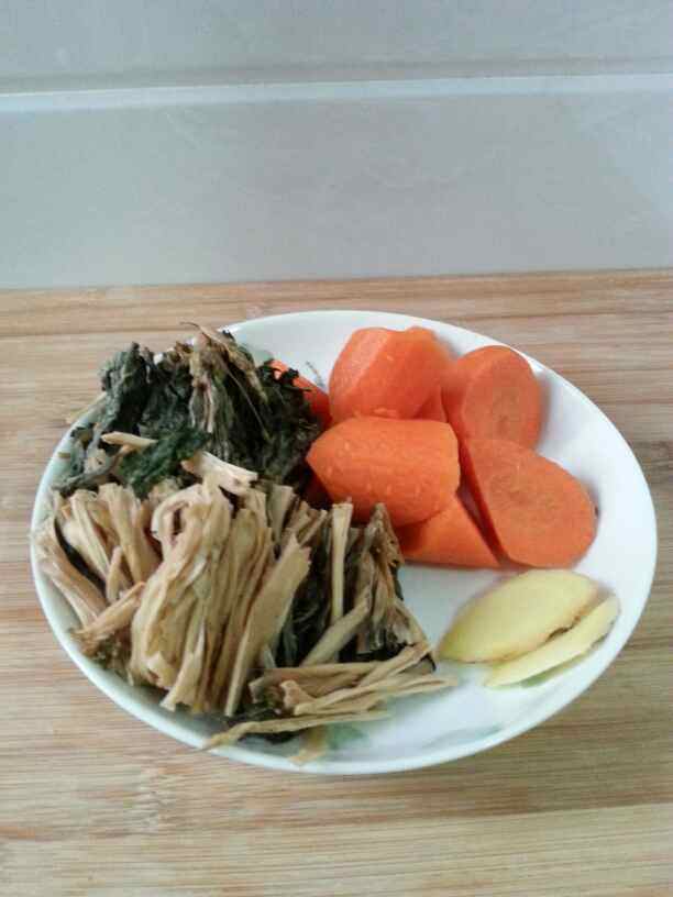 菜干胡萝卜汤步骤1
