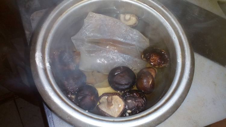 香菇鱿鱼糯米烧卖步骤2