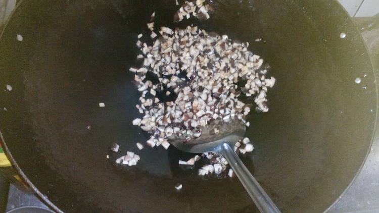 香菇鱿鱼糯米烧卖步骤6