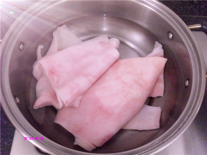 洋葱炒卤水猪皮步骤2