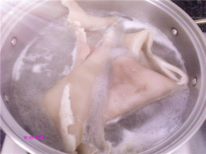 洋葱炒卤水猪皮步骤4