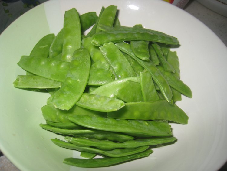 五花肉炒荷兰豆步骤2