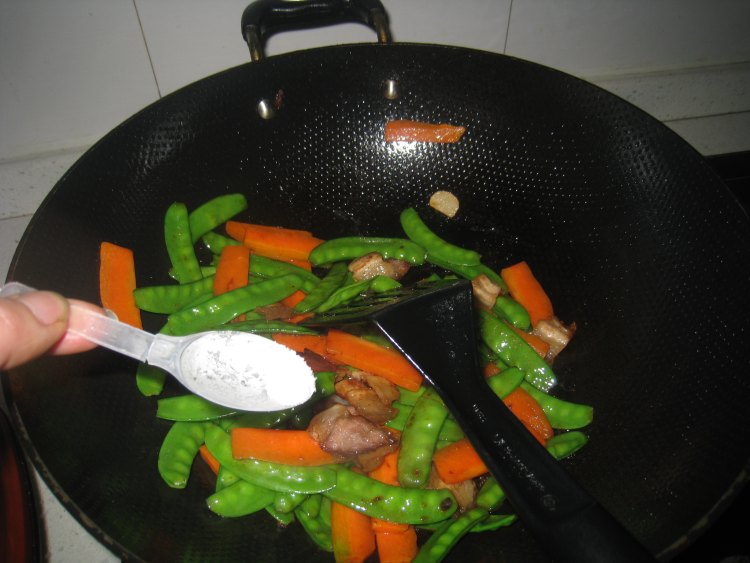 五花肉炒荷兰豆步骤9