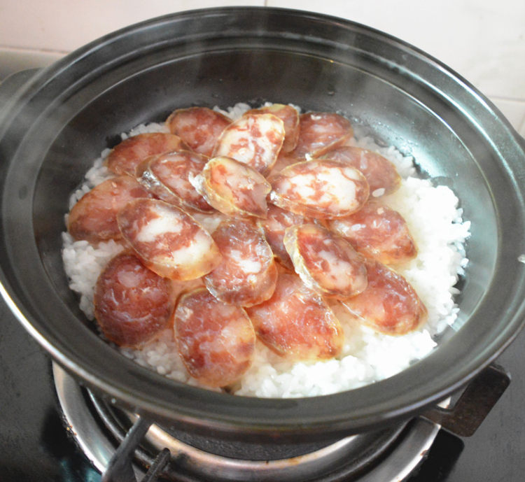 西兰花腊肠煲仔饭步骤5