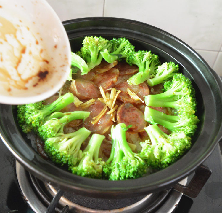 西兰花腊肠煲仔饭步骤9