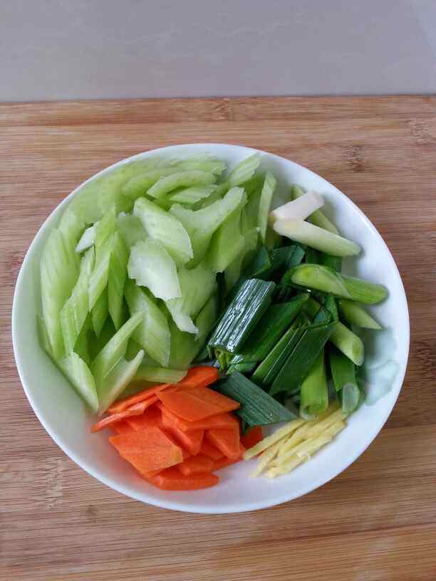 西芹炒鲜鱿步骤3