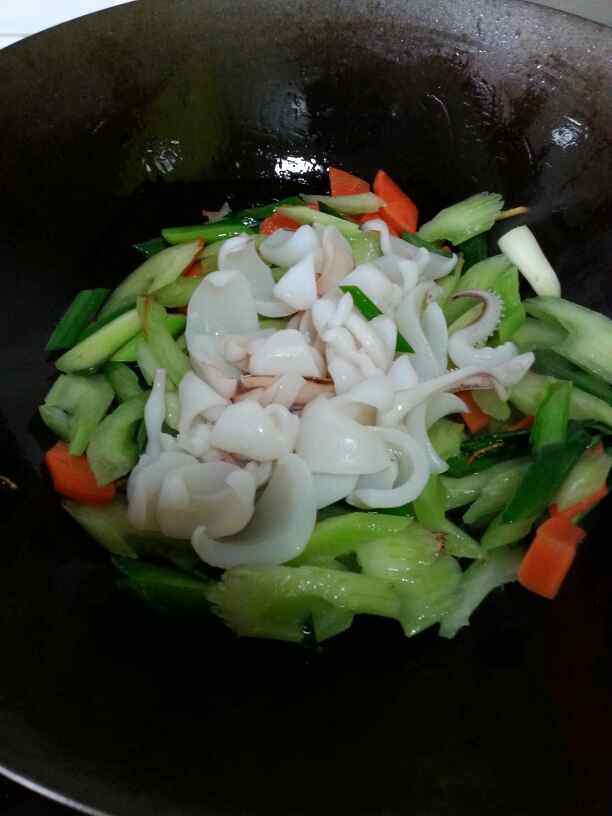 西芹炒鲜鱿步骤7