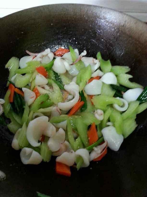 西芹炒鲜鱿步骤8