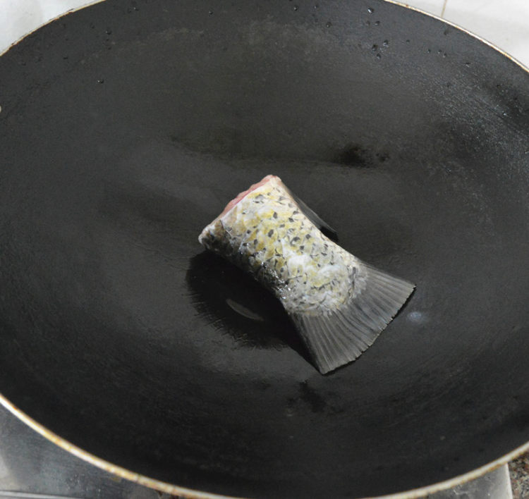 黑豆煲鲩鱼尾步骤2