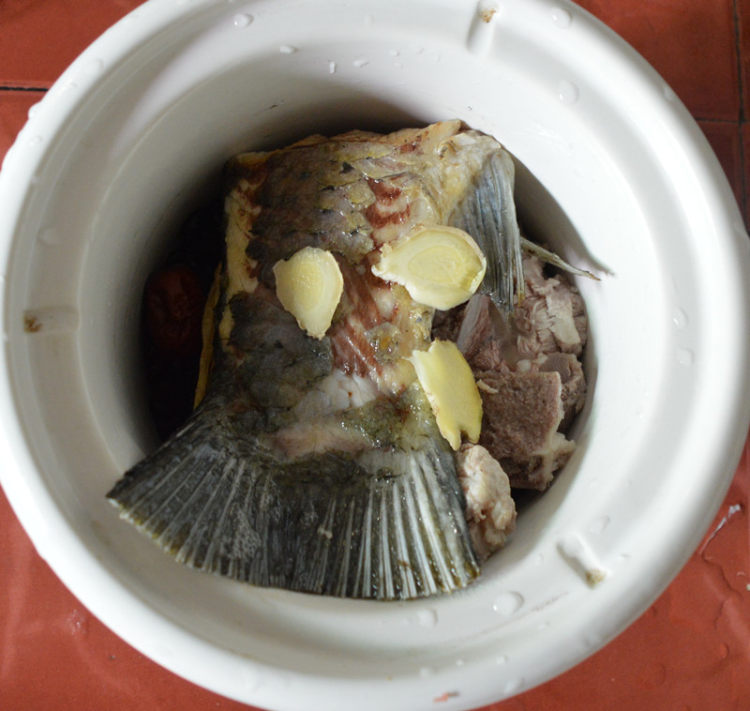 黑豆煲鲩鱼尾步骤4