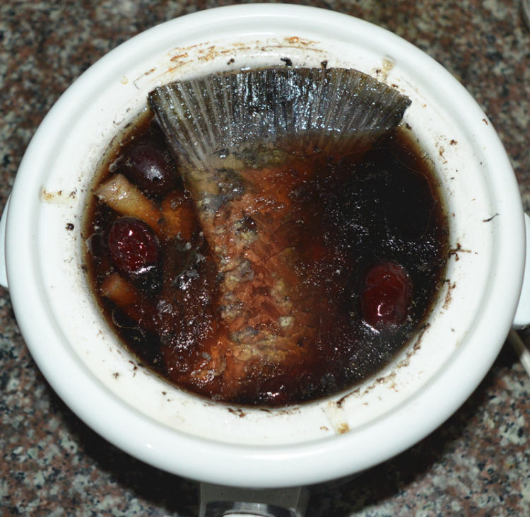 黑豆煲鲩鱼尾步骤6