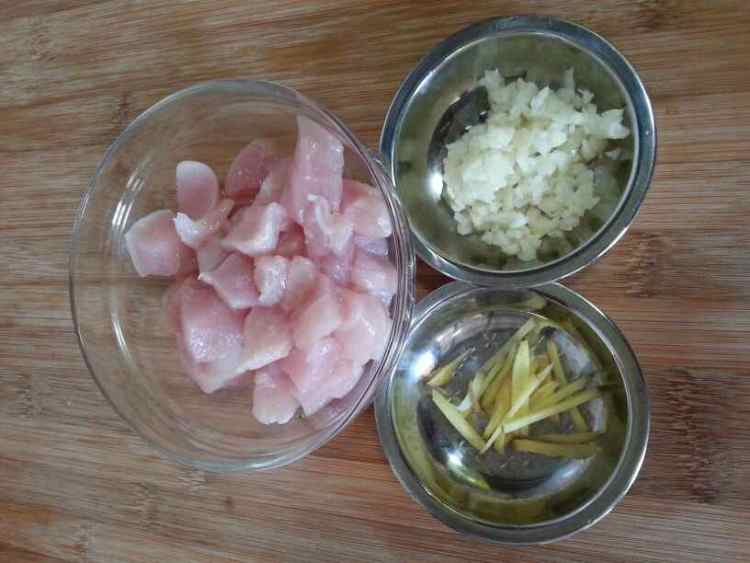 西兰花炒鸡肉步骤2