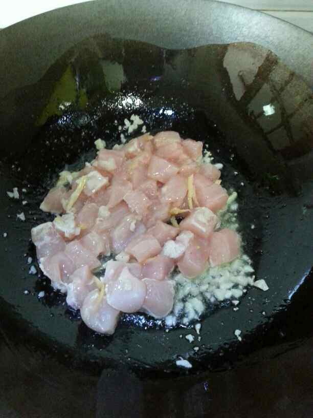 西兰花炒鸡肉步骤6