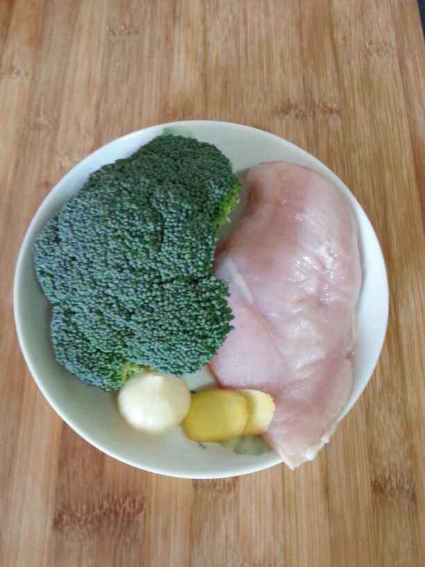 西兰花炒鸡肉步骤1