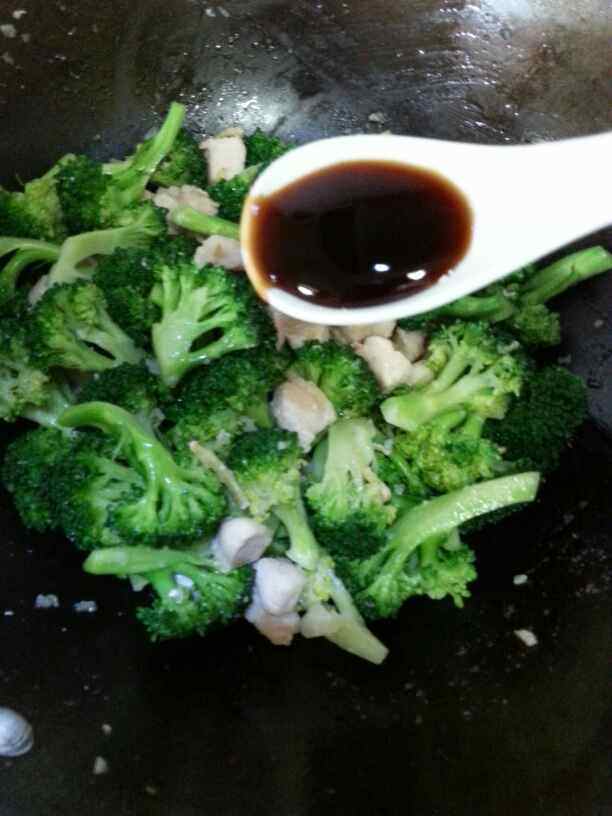 西兰花炒鸡肉步骤9
