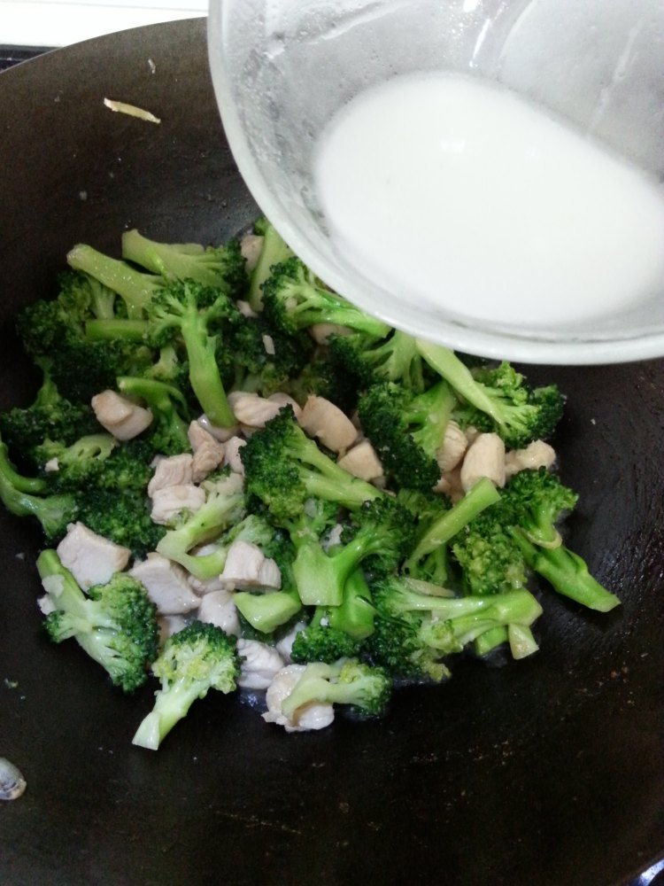西兰花炒鸡肉步骤10